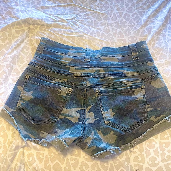 Camo High Wasted Shorts. Good Shape - Picture 2 of 2